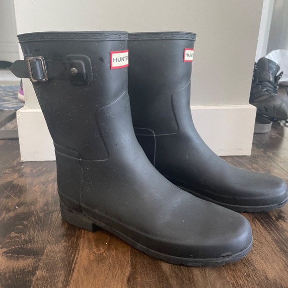 Hunter Refined Short Rainboots in Black, Size 8 - Picture 2 of 7